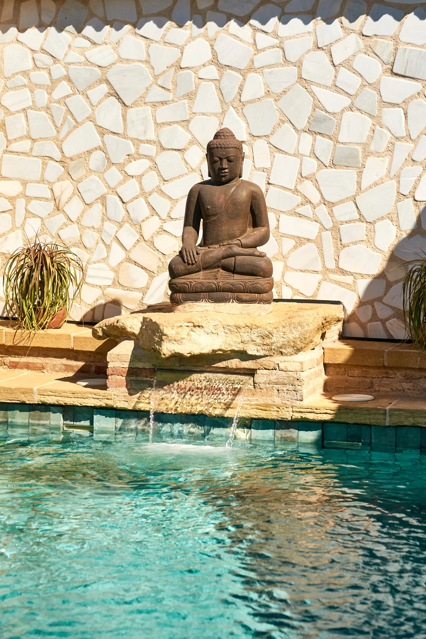 Piscina con figura de Buda