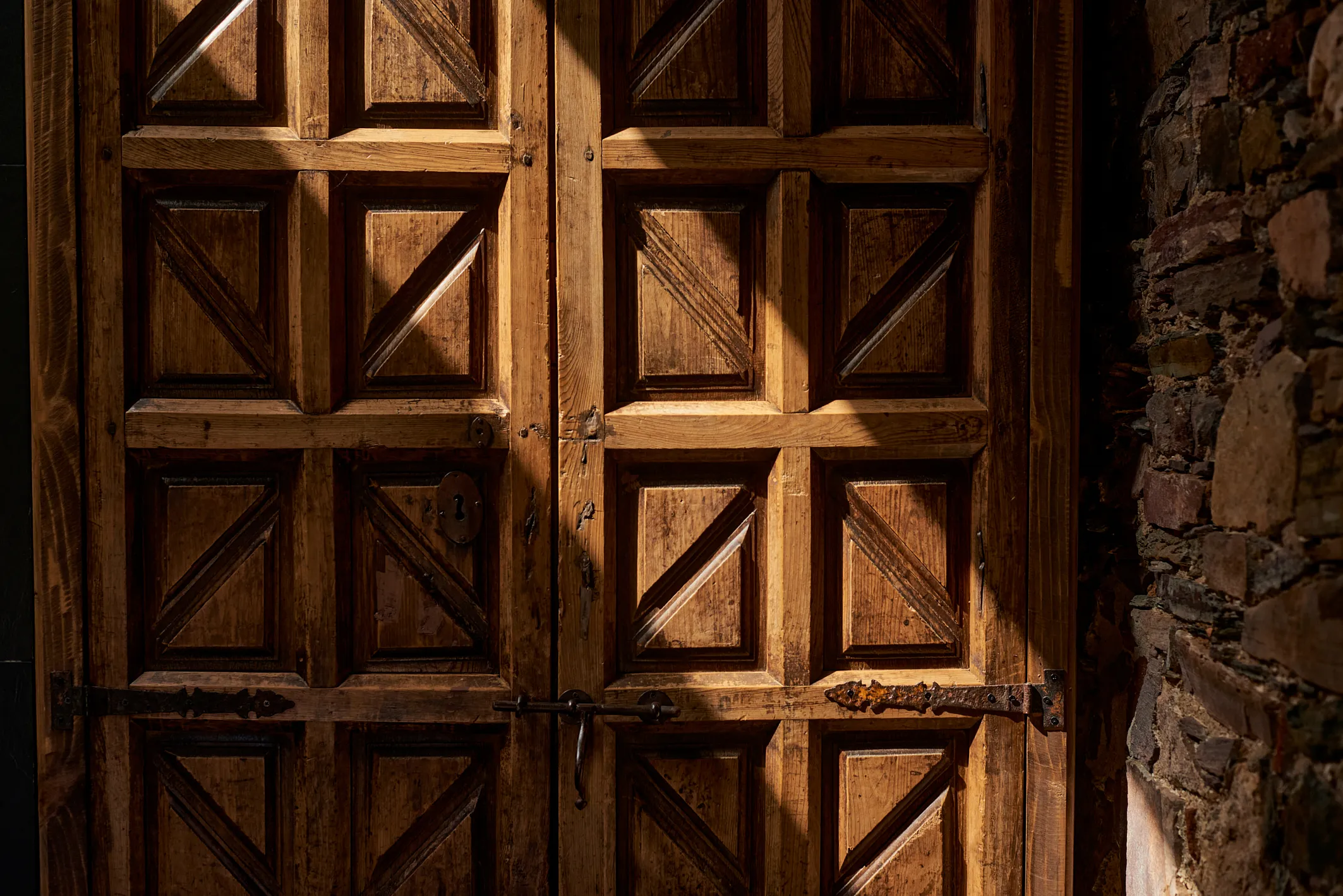 Puerta de madera tallada