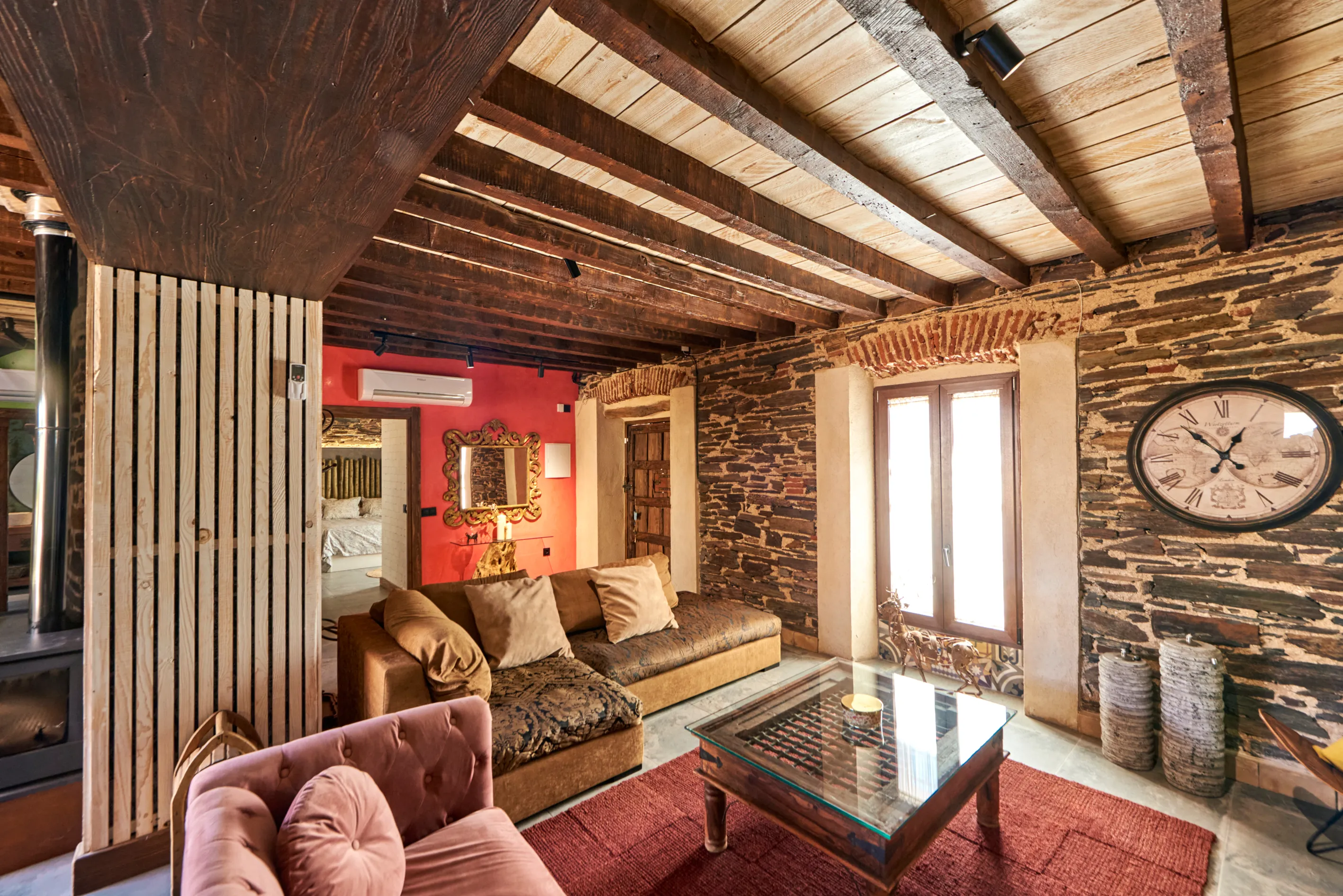 Salón con chimenea